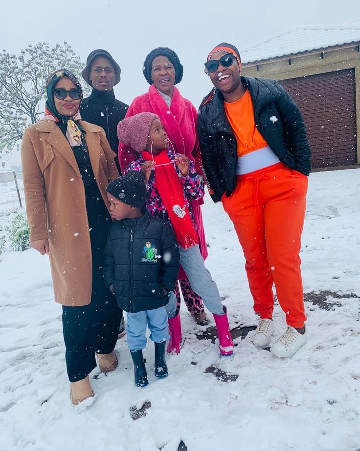 En famille sous la neige